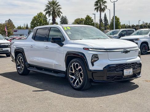 Used 2024 Chevrolet Silverado EV RST AWD/4WD image 5