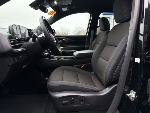 Used 2025 Chevrolet Traverse LT image 16