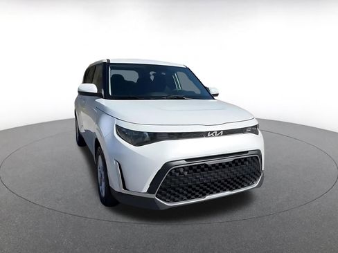 Used 2025 Kia Soul LX w/ LX Technology Package image 3