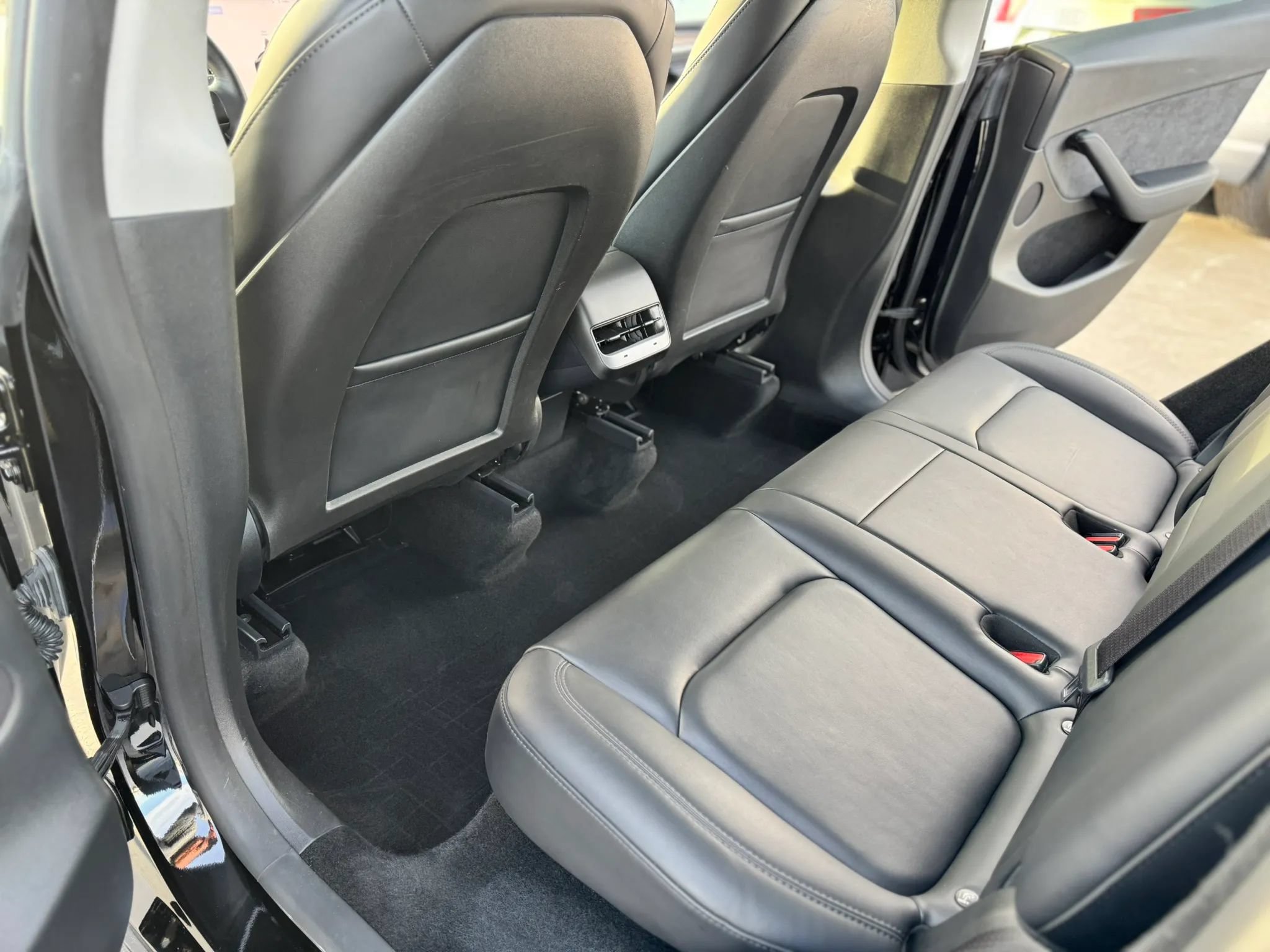 Used 2024 Tesla Model Y Long Range AWD/4WD image 18