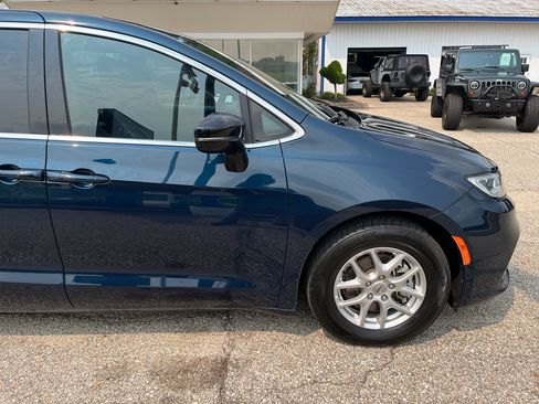 Used 2025 Chrysler Pacifica Select FWD image 9