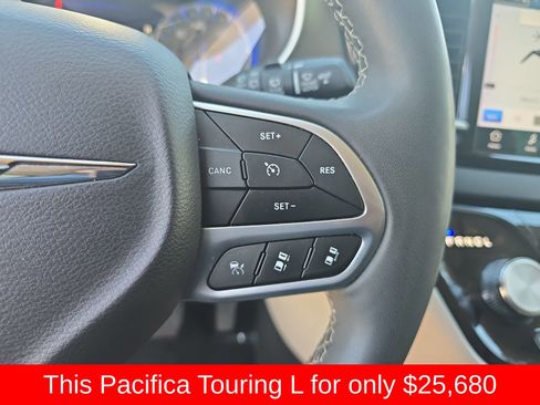 Used 2024 Chrysler Pacifica Touring-L FWD image 25