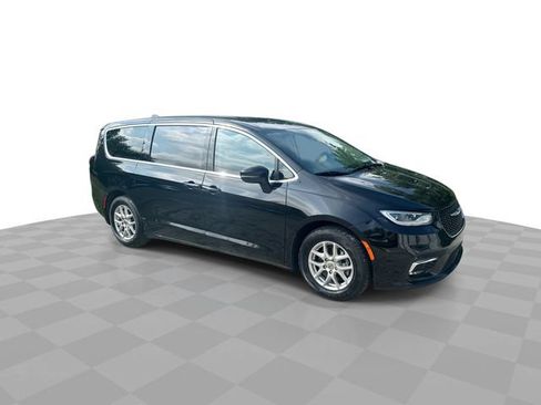Used 2024 Chrysler Pacifica Touring-L FWD image 3