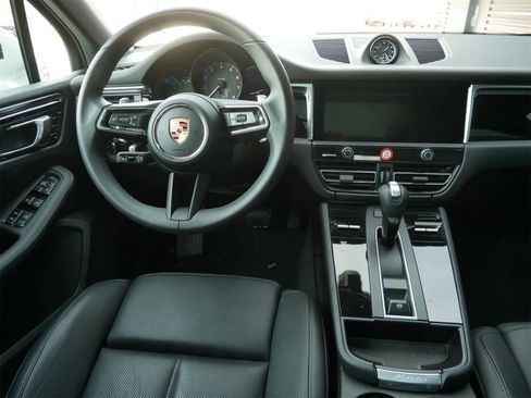 Certified 2025 Porsche Macan image 14