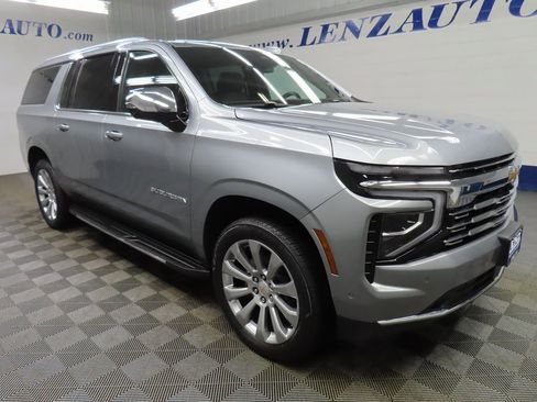 Used 2025 Chevrolet Suburban Premier image 3