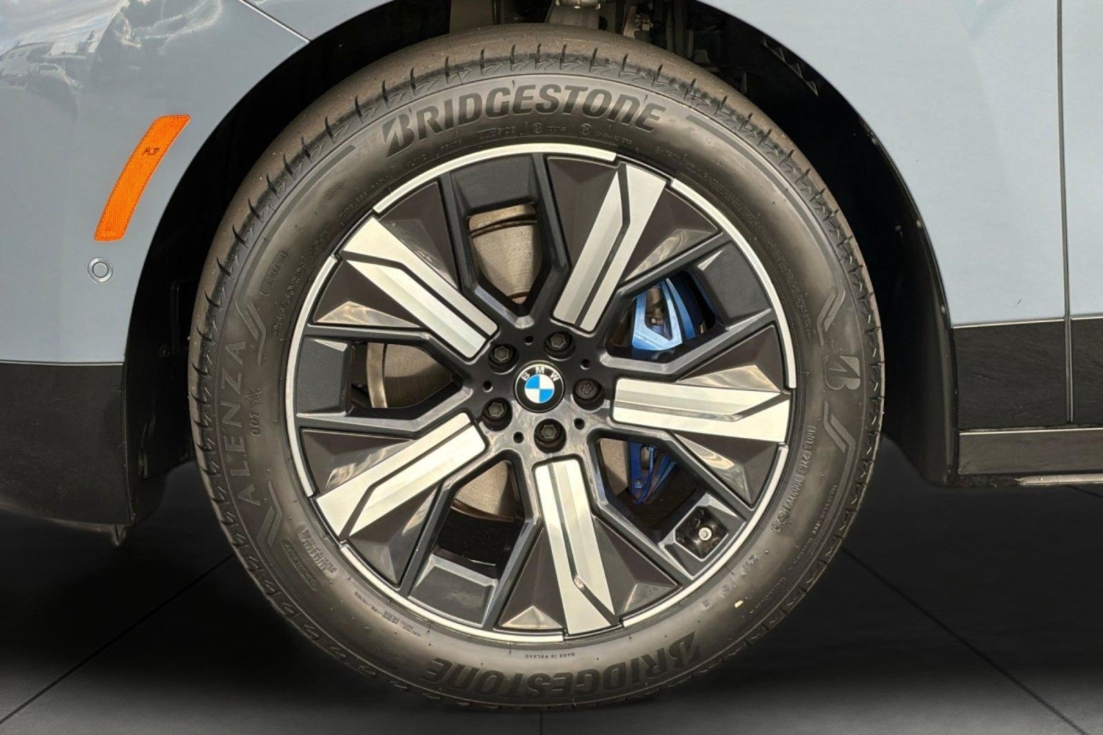 Used 2023 BMW iX xDrive50 w/ Sport Package AWD/4WD image 26