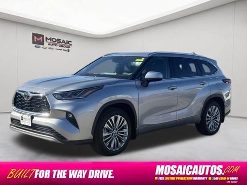 Used 2024 Toyota Highlander Platinum AWD/4WD image 3