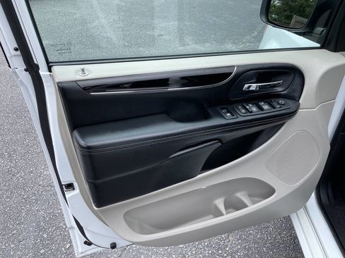 Used 2019 Dodge Grand Caravan SXT image 12