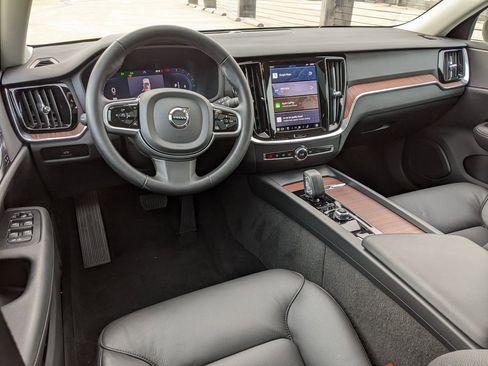 Used 2025 Volvo V60 B5 Cross Country Plus image 12