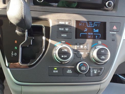 Used 2020 Toyota Sienna L image 24
