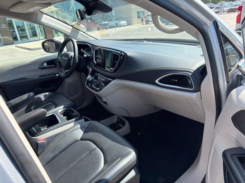 Used 2023 Chrysler Pacifica Touring-L FWD image 21