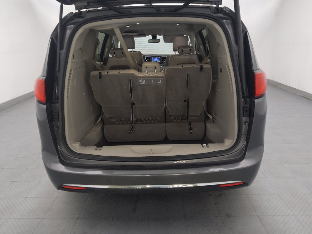 Used 2020 Chrysler Pacifica Touring-L FWD image 29