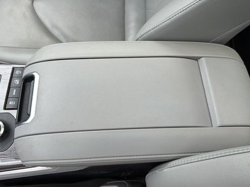 Used 2020 Toyota Highlander Platinum w/ Preferred Accessory Package AWD/4WD image 19