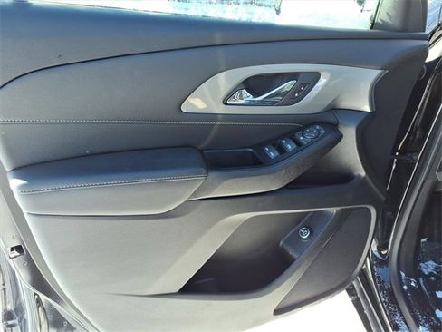 Used 2023 Chevrolet Traverse LT image 13