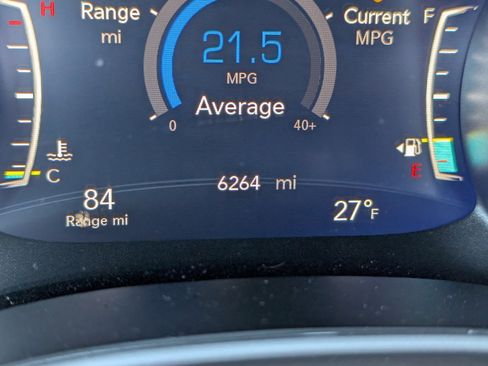 Used 2025 Chrysler Voyager LX image 18