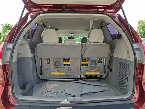 Used 2011 Toyota Sienna w/ Towing Pkg FWD image 28