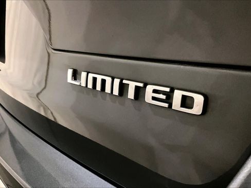 Used 2022 Jeep Grand Cherokee L Limited AWD/4WD image 9