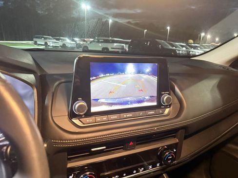 Used 2024 Nissan Rogue SV w/ SV Premium Package image 20