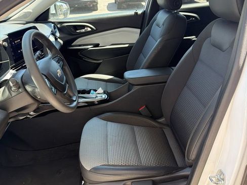 Used 2025 Chevrolet Trax LT FWD image 6