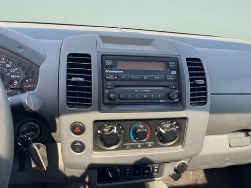 Used 2005 Nissan Frontier LE w/ (X01) Leather Pkg AWD/4WD image 11