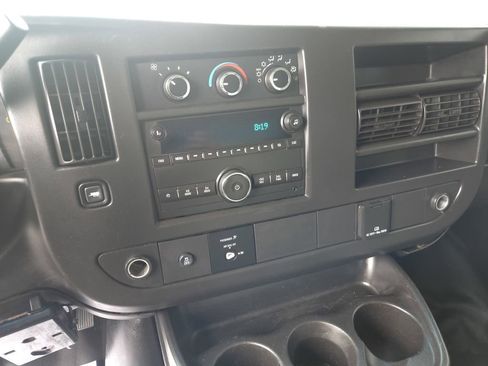 Used 2017 GMC Savana 3500 image 18