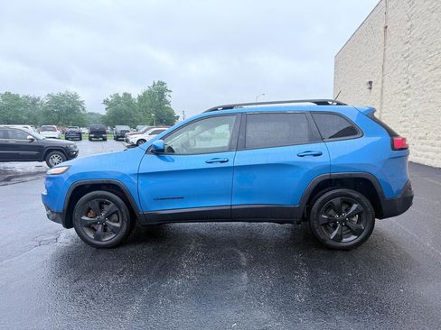 Used 2018 Jeep Cherokee Latitude w/ Altitude Package FWD image 2