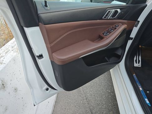 Used 2024 BMW X5 sDrive40i w/ M Sport Package RWD image 3