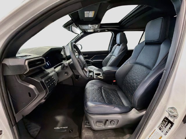 Used 2025 Toyota 4Runner Platinum AWD/4WD image 18