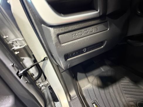Used 2024 Nissan Rogue S AWD/4WD image 12