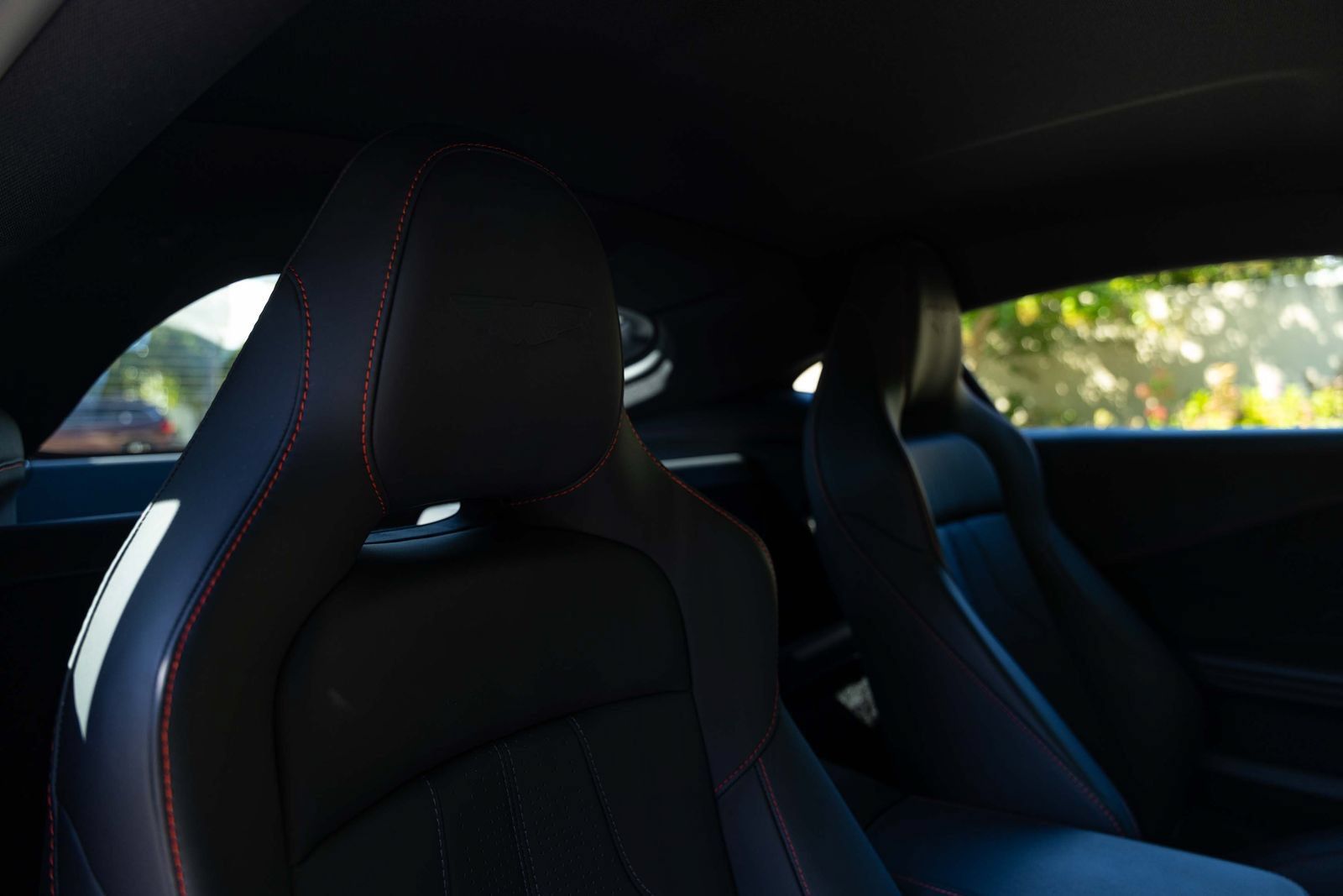 Used 2025 Aston Martin V8 Vantage Coupe RWD image 18
