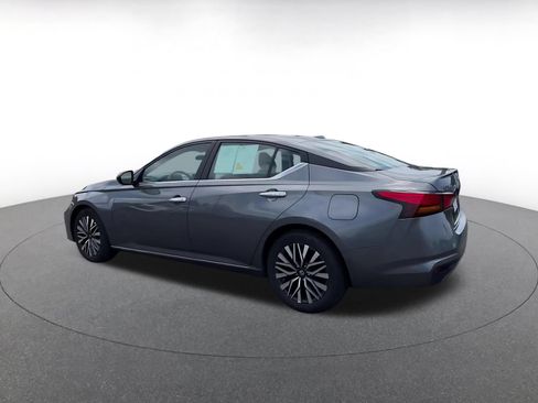 Used 2025 Nissan Altima 2.5 SV FWD image 9