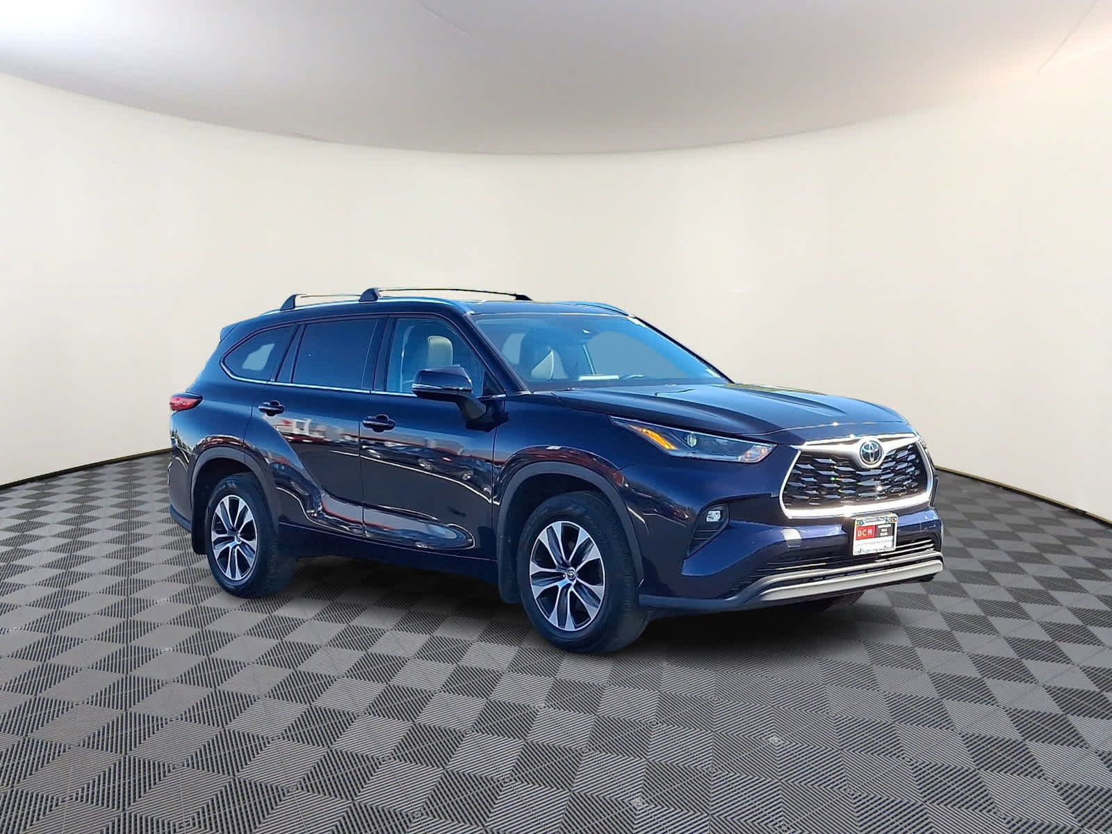 Certified 2021 Toyota Highlander XLE AWD/4WD image 4