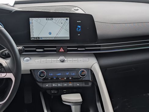 Certified 2024 Hyundai Elantra Limited FWD image 15