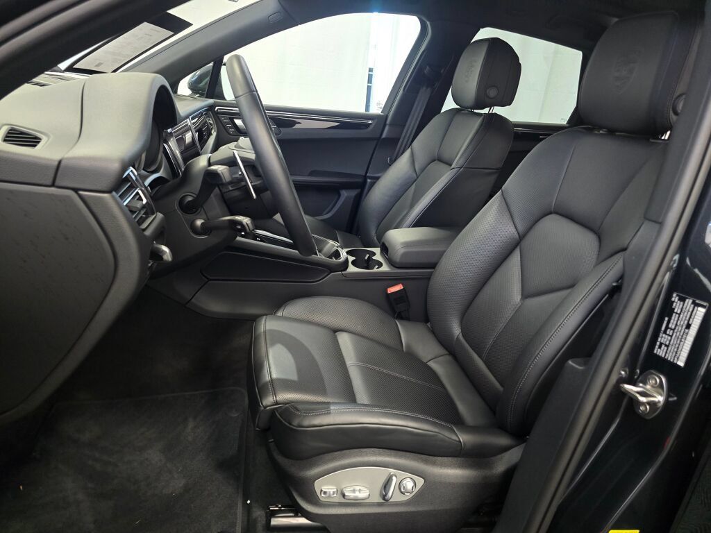 Certified 2025 Porsche Macan AWD/4WD image 14