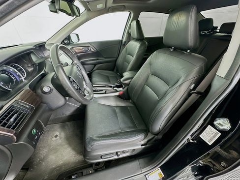 Used 2017 Honda Accord Touring image 13