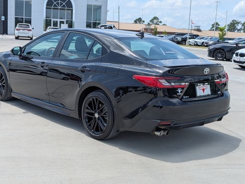 Used 2025 Toyota Camry SE FWD image 3