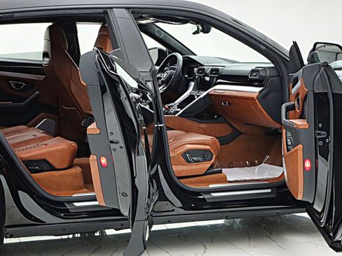 Used 2019 Lamborghini Urus AWD/4WD image 17