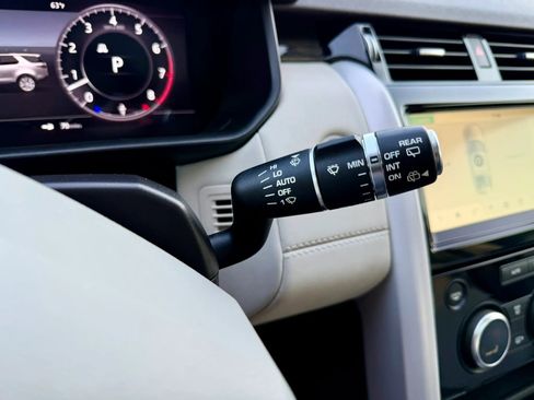 Used 2019 Land Rover Discovery HSE image 34