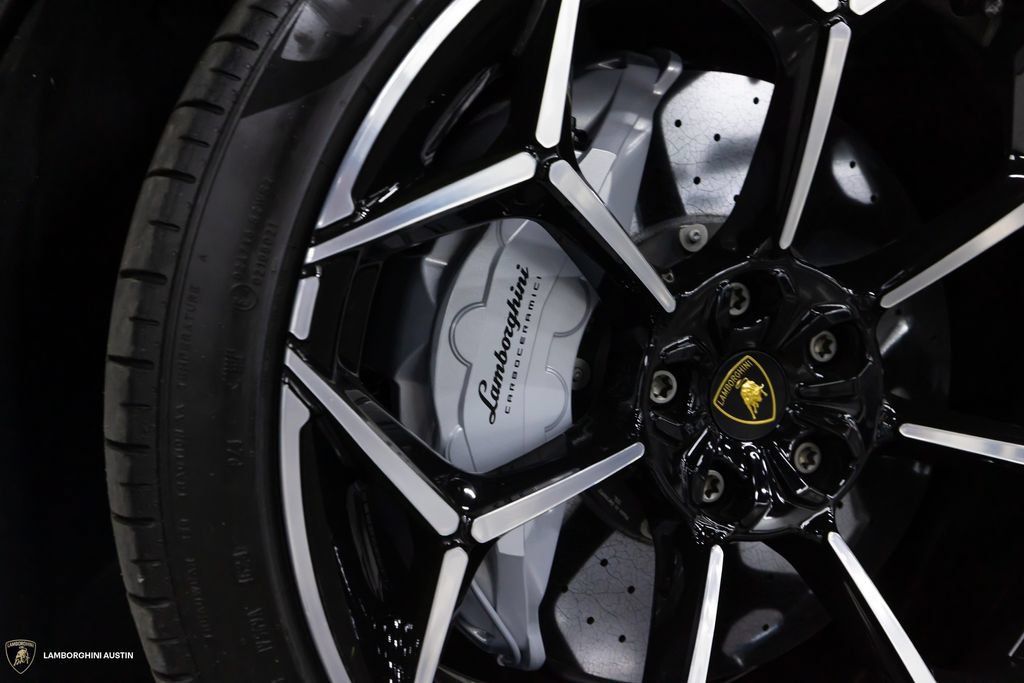 Used 2024 Lamborghini Urus Performante AWD/4WD image 19