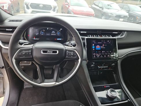 Used 2025 Jeep Grand Cherokee Altitude AWD/4WD image 17