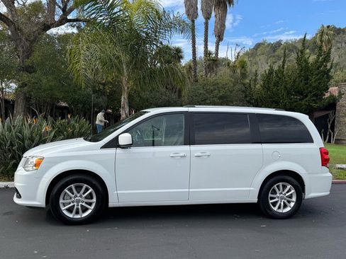 Used 2018 Dodge Grand Caravan SXT image 2
