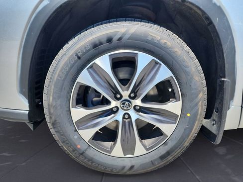 Used 2021 Toyota Highlander XLE AWD/4WD image 15