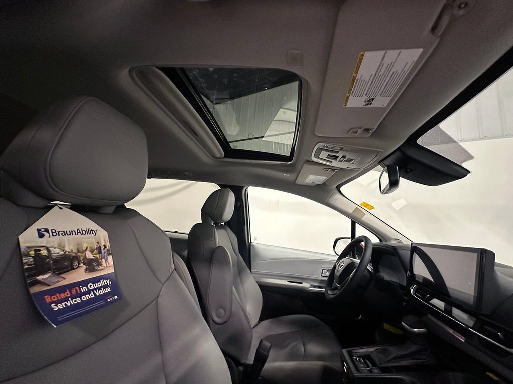 Used 2026 Toyota Sienna XLE FWD image 30