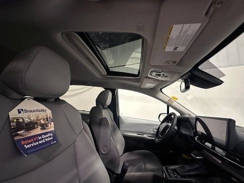 Used 2026 Toyota Sienna XLE FWD image 30