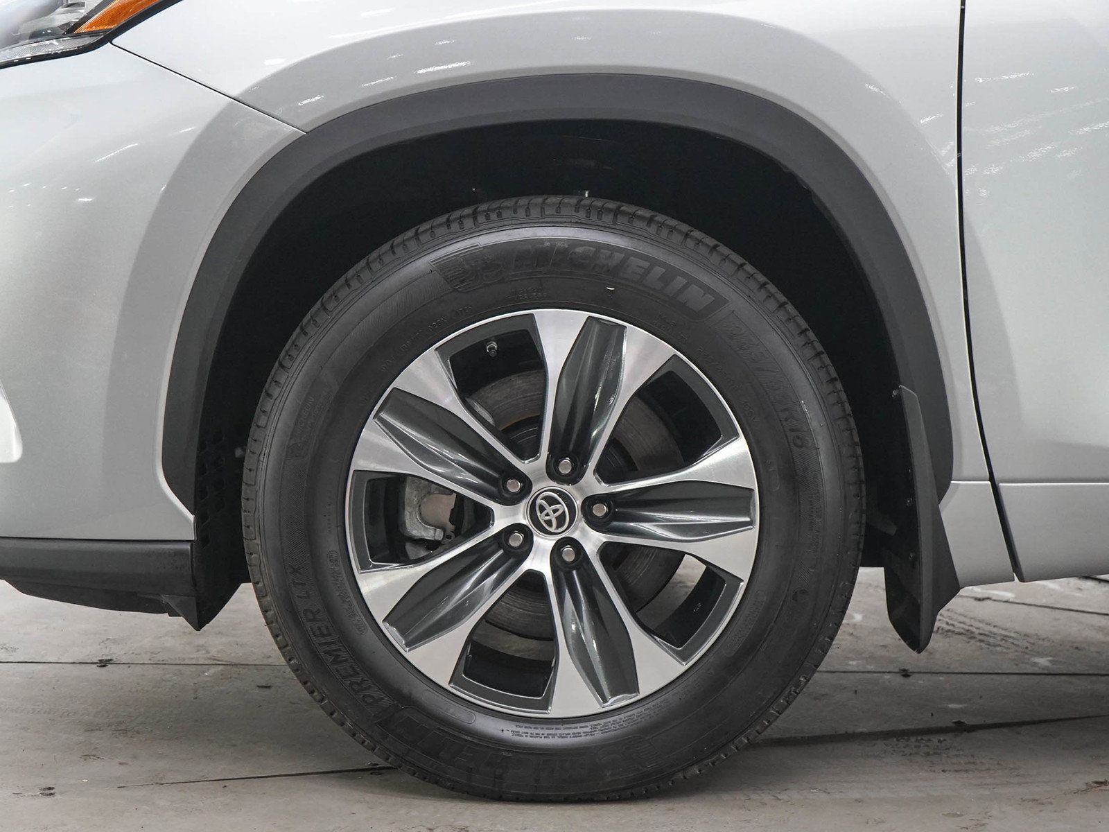 Used 2025 Toyota Highlander XLE AWD/4WD image 30