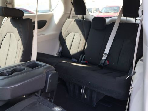 Used 2017 Chrysler Pacifica Touring w/ Tire & Wheel Group FWD image 27