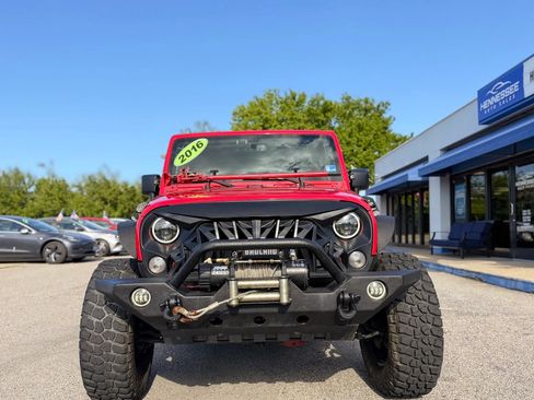 Used 2016 Jeep Wrangler Unlimited Sahara w/ Connectivity Group AWD/4WD image 32