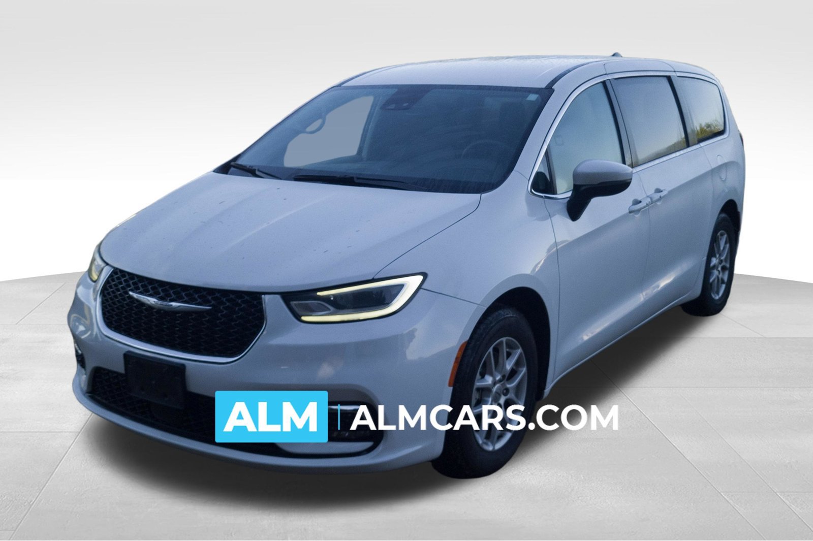 Used 2023 Chrysler Pacifica Touring-L FWD image 1