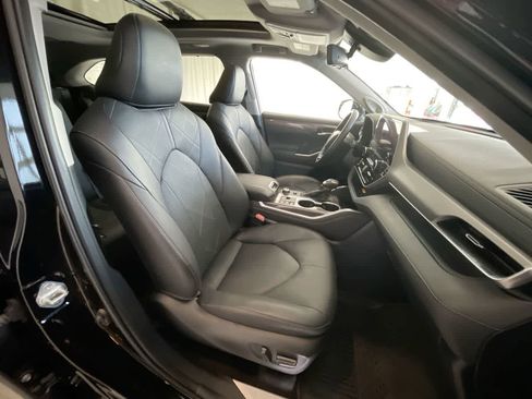 Used 2024 Toyota Highlander Platinum image 26