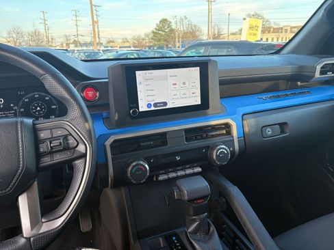 Used 2025 Toyota Tacoma TRD Off-Road image 17